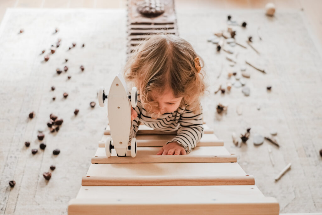 pikler principai trikampis laipynė sekuvaiku suvaiku.lt modern montessori